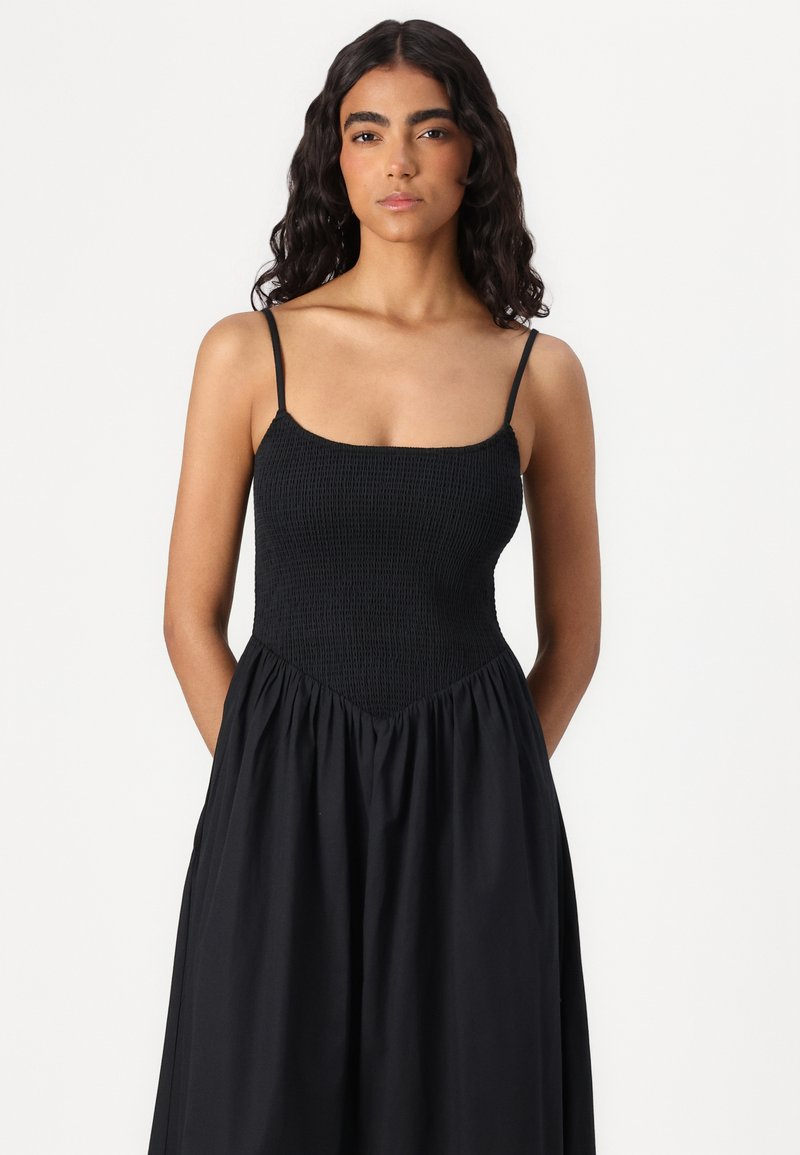Abercrombie & Fitch SMOCKED DIP WAIST MIDI DRESS - Day dress - black - Zalando Abercrombie & Fitch SMOCKED DIP WAIST MIDI DRESS - Day dress - black - Zalando