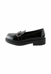 Mocasin din piele lacuita neagra, cu varf rotunjit si un accent decorativ din lant argintiu pe partea superioara. Dispune de o talpa groasa si texturata, de culoare neagra.