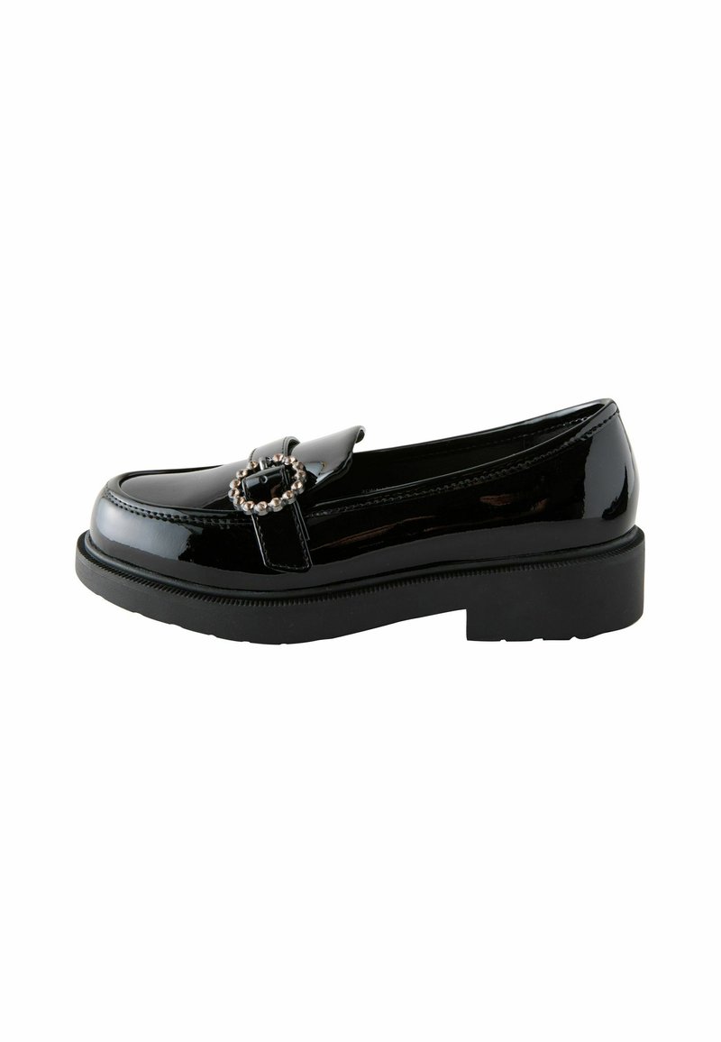 Mocasin din piele lacuita neagra, cu varf rotunjit si un accent decorativ din lant argintiu pe partea superioara. Dispune de o talpa groasa si texturata, de culoare neagra.
