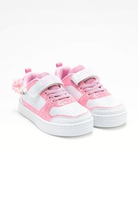 Sneaker rosa e bianchi con accenti glitterati, linguetta in rete, cinturino in Velcro e dettaglio floreale di lato. Suola in gomma con design perforato.