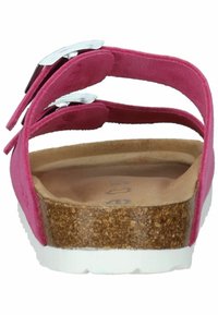 Rosa Wildleder-Sandalen mit zwei verstellbaren Riemen und silbernen Beschlägen, einem Korkfußbett und einer weißen Laufsohle. Strukturierte Oberfläche mit einem glatten Innenbereich.