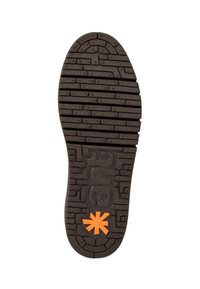 Sort gummisål med detaljeret mønster, der har en orange stjerne-logo og ordet "kunst" præget nær hælen.