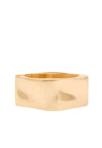 Złoty pierścionek o gładkim, matowym wykończeniu. Posiada masywny, kwadratowy kształt z zaokrąglonymi krawędziami. Wnętrze jest polerowane dla komfortu.