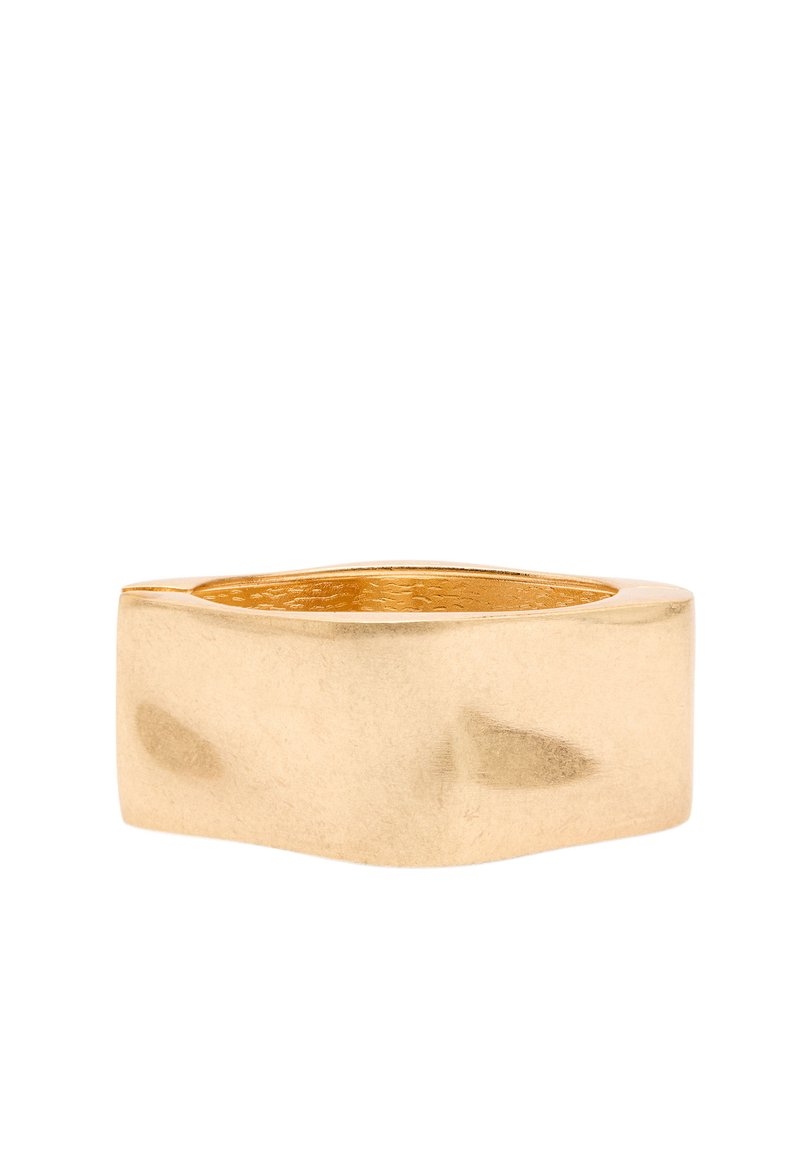 Złoty pierścionek o gładkim, matowym wykończeniu. Posiada masywny, kwadratowy kształt z zaokrąglonymi krawędziami. Wnętrze jest polerowane dla komfortu.