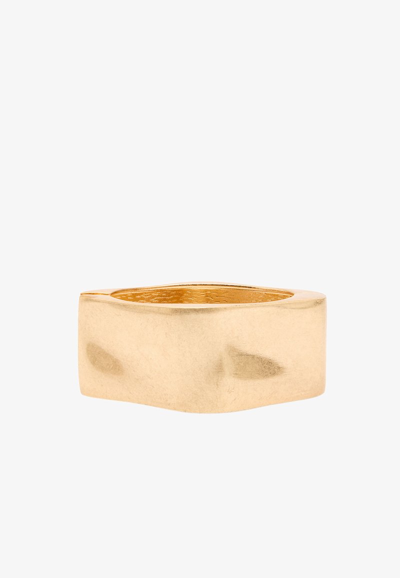 Złoty pierścionek o gładkim, matowym wykończeniu. Posiada masywny, kwadratowy kształt z zaokrąglonymi krawędziami. Wnętrze jest polerowane dla komfortu.