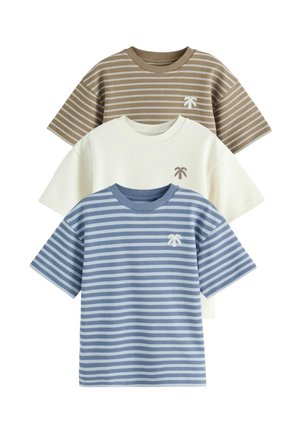 Tre T-shirts stablet: én brun og beige stribet, én ensfarvet cremefarvet og én blåstribet, hver med korte ærmer og et palmetræ-logo.