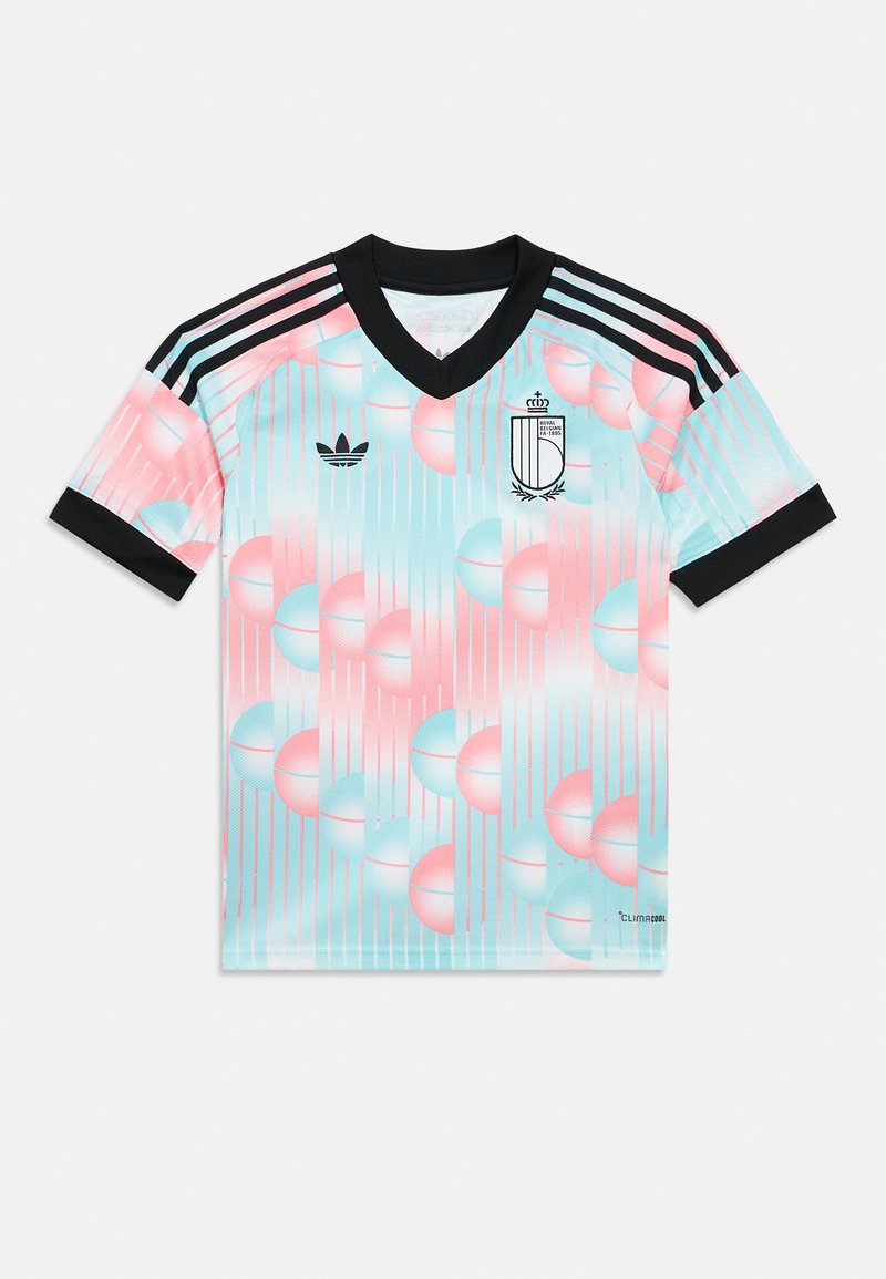 Lichtblauw voetbalshirt met roze en lichtblauwe geometrische patronen. Heeft een zwarte V-hals en drie zwarte strepen op elke schouder.