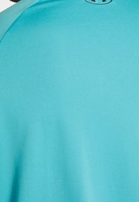 Türkisfarbenes Sportshirt mit glatter Textur, rundem Halsausschnitt und kleinem Logo in Schwarz oben.