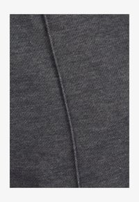 Sélectionné, Heather Gray