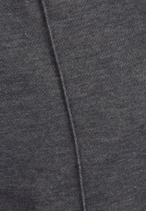 Tessuto grigio scuro con una superficie morbida e testurizzata. Presenta una leggera lucentezza e una cucitura che corre verticalmente, aggiungendo dimensione al materiale.