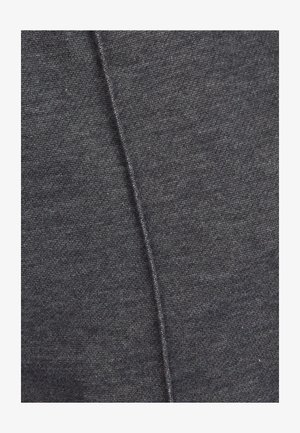 Tessuto grigio scuro con una superficie morbida e testurizzata. Presenta una leggera lucentezza e una cucitura che corre verticalmente, aggiungendo dimensione al materiale.