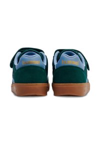 Zielone zamszowe i siateczkowe sneakersy z jasnoniebieskim kołnierzem i złotym logo. Posiadają gumową podeszwę i regulowany pasek na rzep.