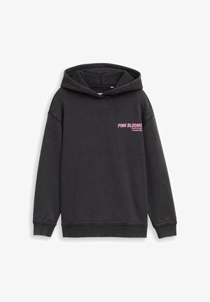 Schwarzer Kapuzenpullover aus weichem Stoff, mit einer Kängurutasche, gerippten Bündchen und einem bedruckten "PINK BLOOMS"-Logo auf der Brust in Pink.