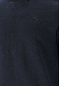 Marinblå sweatshirt gjord av mjukt material, med en ribbad halsringning och prägling av "FZ"-logotypen på bröstet, med en slät textur.