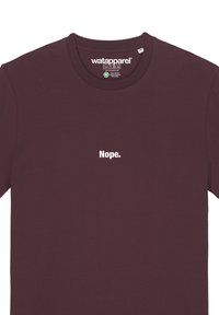Bordeaux katoenen T-shirt met korte mouwen en een ronde hals, met de tekst "Nope." in het wit gedrukt op het midden voor.
