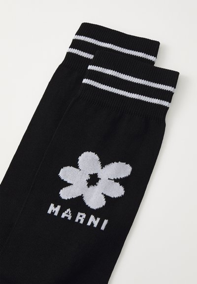Sorte knæhøje sokker med hvide vandrette striber øverst. Udstyret med et hvidt blomstermotiv og "MARNI" tekst i kontrastfarver.
