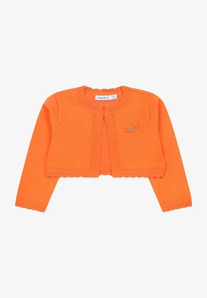 Hell orangefarbener, langärmeliger, kurz geschnittener Cardigan für Säuglinge, mit einer kleinen Schleife mit Herzanhänger auf der Brust und wellenförmigen Rändern.