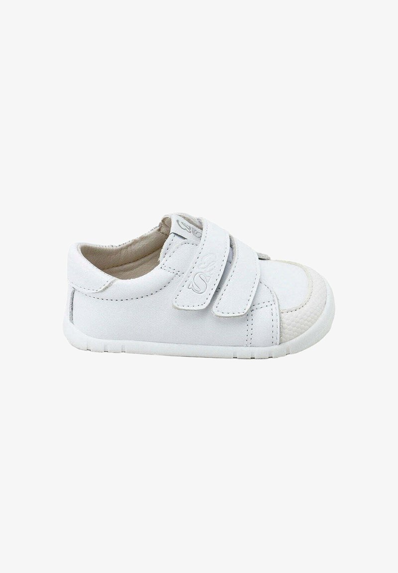 Zapato blanco para niño pequeño con dos tiras ajustables de Velcro y un cuello acolchado, que cuenta con protección de goma en la puntera y detalles cosidos.