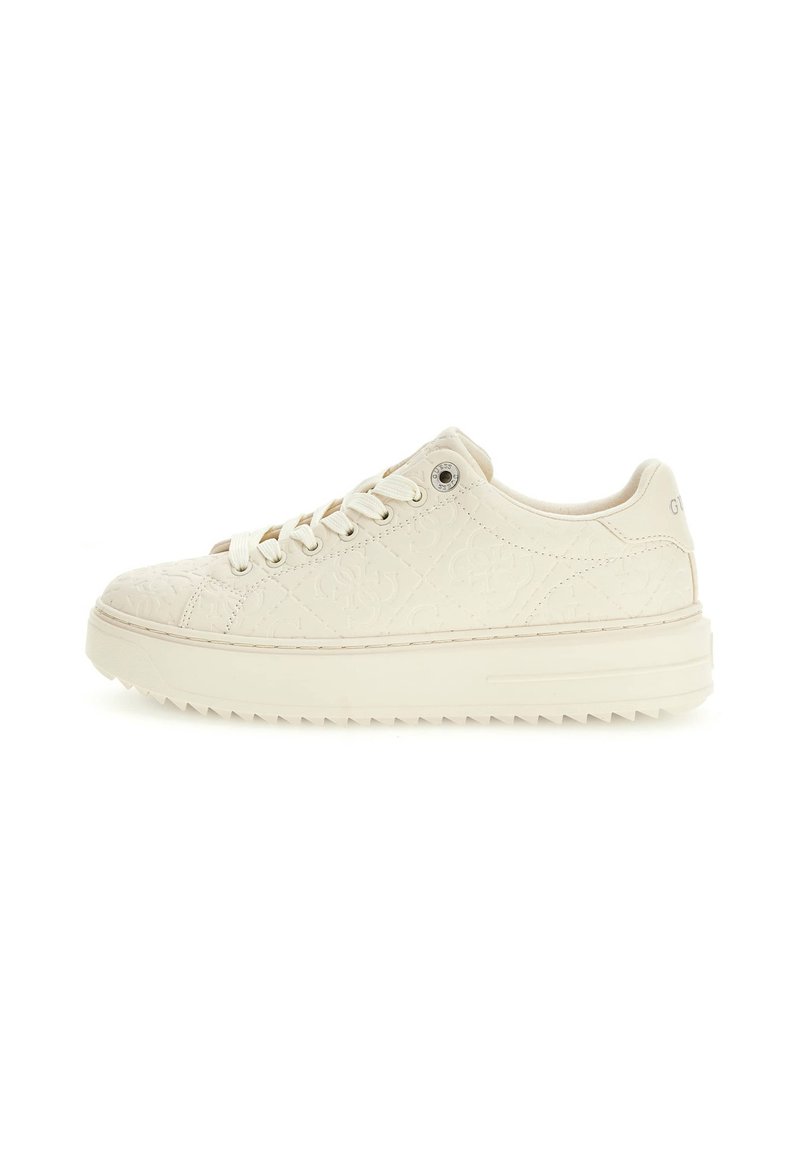Sneaker bianco in pelle vegana con motivo in rilievo, punta rotonda, chiusura con lacci e suola testurizzata con bordi seghettati.