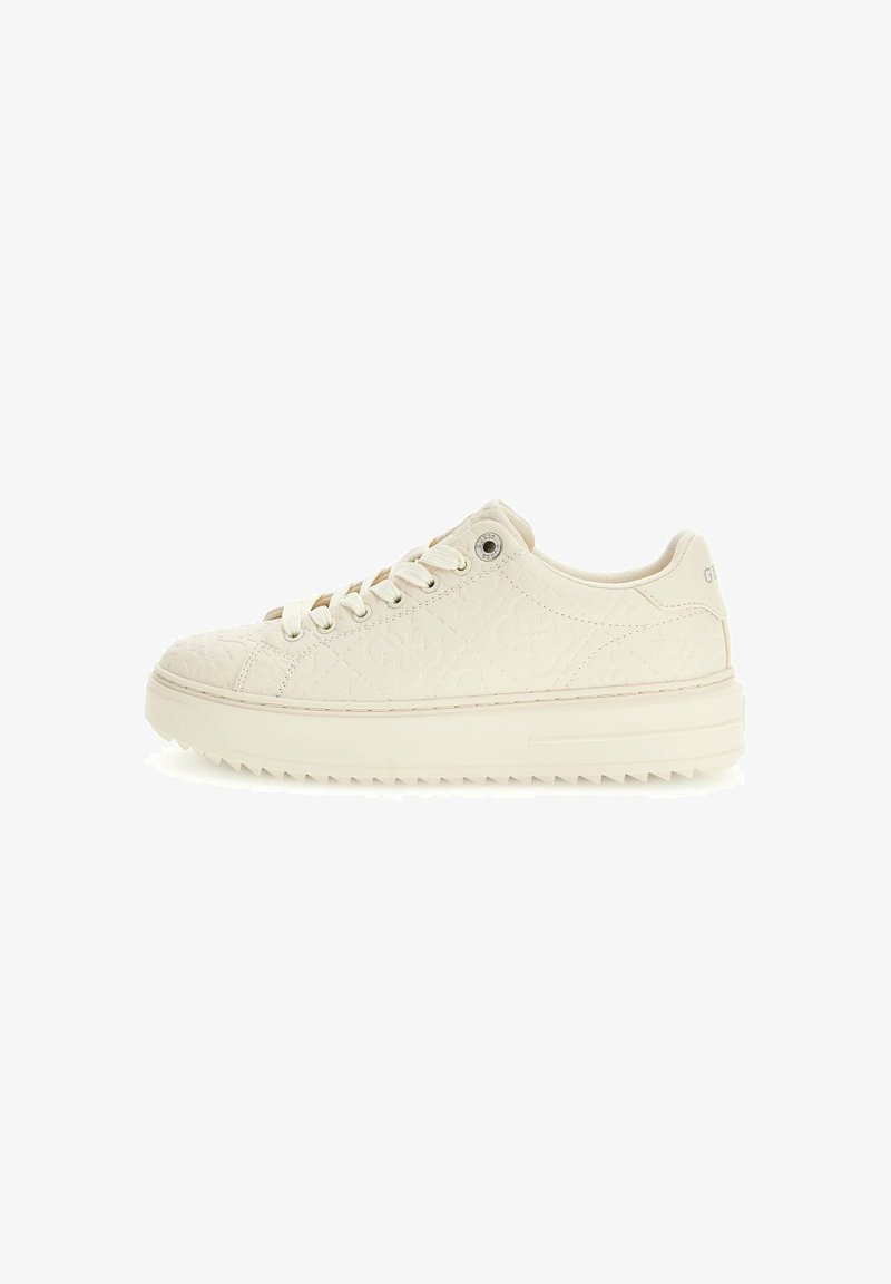 Sneaker bianco in pelle vegana con motivo in rilievo, punta rotonda, chiusura con lacci e suola testurizzata con bordi seghettati.