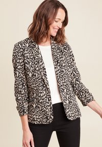 Zwart en crèmekleurig dierenprint blazer met één knop, gestructureerde schouders en driekwart mouwen. Beschikt over zijzakken en een soepele textuur.