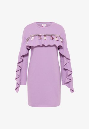 Fialová dlhá šaty s dlhým rukávom a okrúhlym výstrihom, s vrstveným volánovým designom a strapcami po celej ploche hrudníka. Jemný bavlnený materiál.