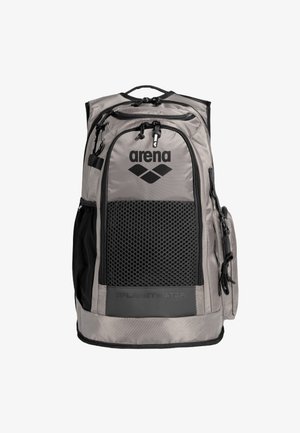 Szary plecak z czarnymi akcentami, wykonany z trwałej tkaniny. Posiada siatkowy panel, wiele przegródek, solidne zamki błyskawiczne oraz górny uchwyt.