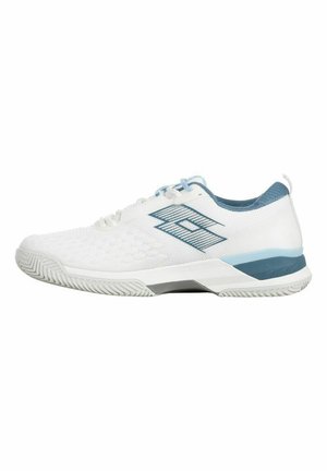 Scarpa da ginnastica bianca con accenti blu chiaro, suola testurizzata e logo geometrico sul lato, mostrata in profilo rivolta a destra.