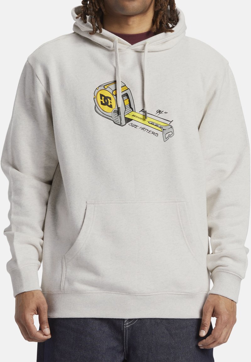 Haut à capuche gris clair avec une poche avant, une capuche avec cordon de serrage, et un graphisme d'un mètre ruban jaune avec le texte "La taille compte".