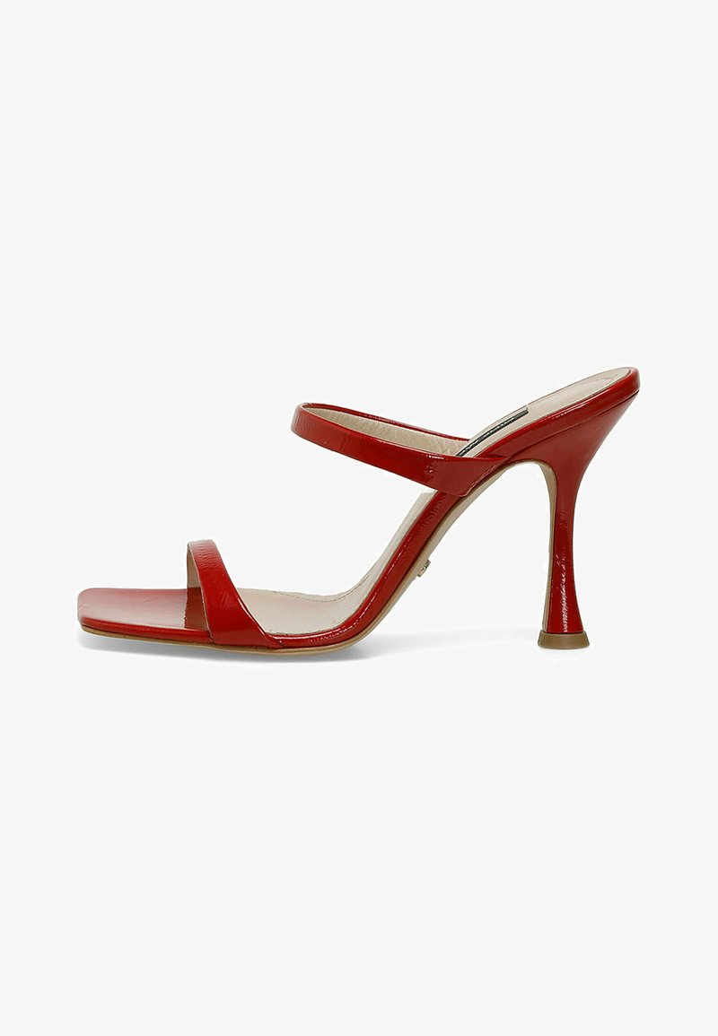 Karmiinpunased patendinahast kontsakingad, millel on kaks õhukest rihma, ruudukujuline varvas ja skulptuuriga stilettokonts. Sile ja läikiv tekstuur kogu ulatuses.