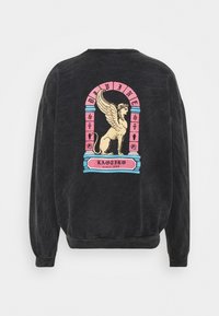 Sudadera negra de cuello redondo con un gran gráfico colorido en la parte posterior que muestra una esfinge alada dentro de un marco arqueado.