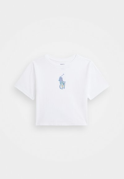 Rövid ujjú, fehér pamut póló, amelyen a mellkason hímezett, színes pólós játékos logo található. Rövid fazon.