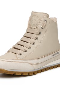 Zapatillas altas de cuero beige suave con forro acogedor, que presentan seis ojales, cordones beige y una puntera texturizada en crema con suela de goma.