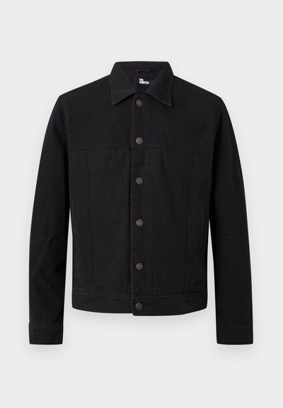 Μαύρο τζιν μπουφάν με μακριά μανίκια, κλείσιμο με κουμπιά στο μπροστινό μέρος και μυτερό γιακά, παρουσιάζεται σε απλό ανοιχτό φόντο.