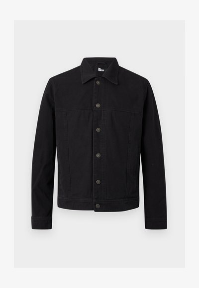 Μαύρο τζιν μπουφάν με μακριά μανίκια, κλείσιμο με κουμπιά στο μπροστινό μέρος και μυτερό γιακά, παρουσιάζεται σε απλό ανοιχτό φόντο.