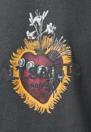 Grau gemusterter Stoff mit einem auffälligen grafischen Design, das ein rotes Herz und florale Elemente zeigt, umgeben von goldenen Flammen und schwarzem Text "ALLSAINTS LONDON".