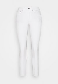 Jeans blancos ajustados con una textura suave, diseño de cinco bolsillos, cierre con cremallera y botón de latón. Presenta costuras en tono beige sutil y sin logotipos visibles.