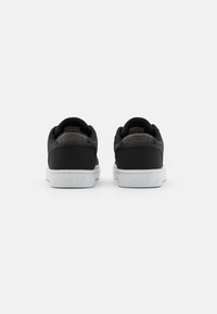 Levi's® COURTRIGHT - Zapatillas - black