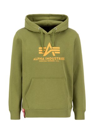 Olivgrüne Kapuze aus weichem Material, mit einer Fronttasche, verstellbaren Kordeln und einem gelben Logo mit Text auf der Brust.