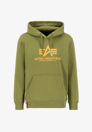 Olivnozeleni hoodie iz mehkega materiala, z sprednjim žepom, nastavljivimi vrvicami in rumenim logotipom s tekstom na prsih.