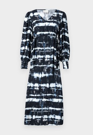 Schwarz-weiß gestreiftes Kleid mit V-Ausschnitt, langen Puffärmeln, Kordelzug in der Taille und variierenden horizontalen Mustern mit blauen Akzenten.