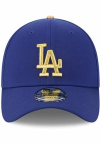 Blaues Stoffcap mit einem gestickten gelben "LA"-Logo. Enthält einen gebogenen Schirm und einen Aufkleber mit der Größe "Medium-Large".