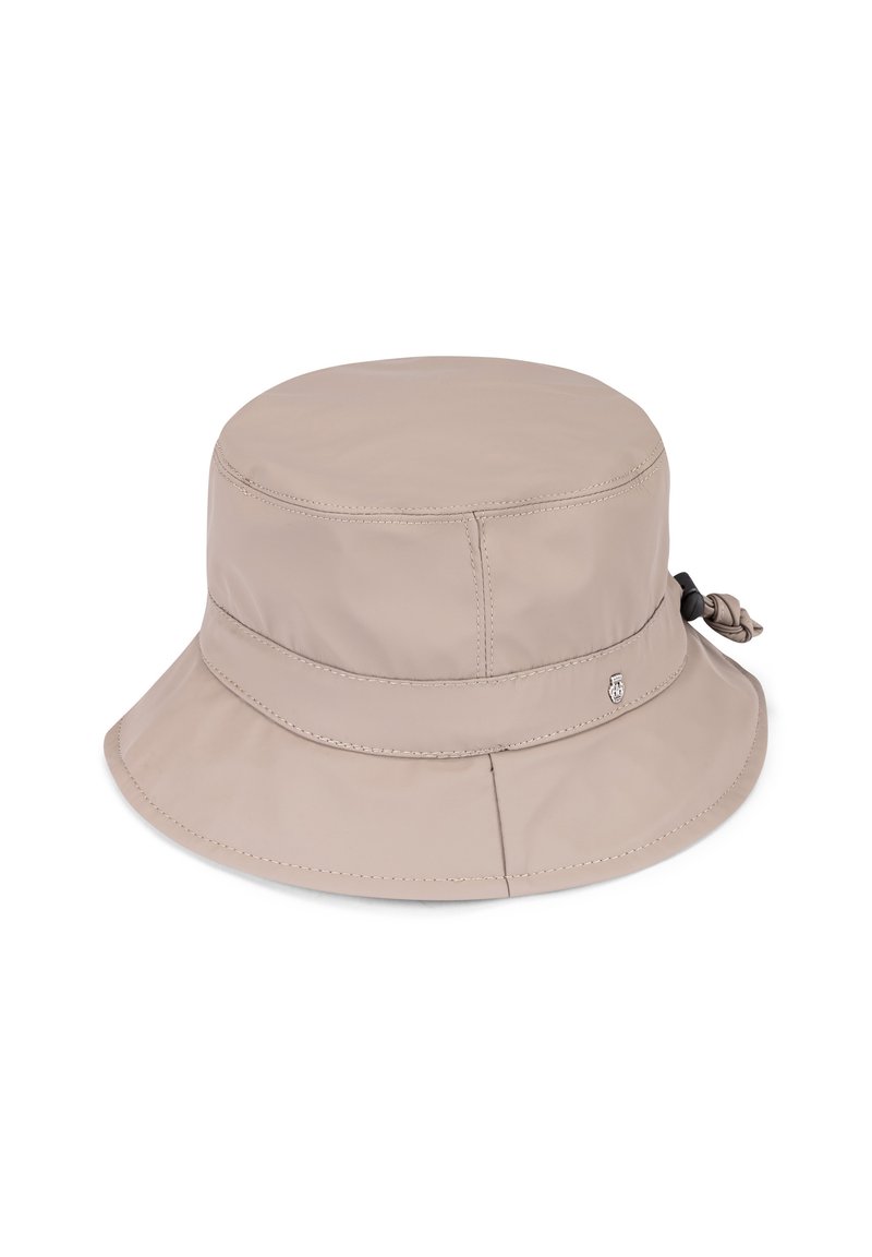 Beige wasserfester Bucket Hat mit breiter Krempe, verstellbarem Riemen, genähten Details und einem kleinen Logo-Akzent an der Seite.