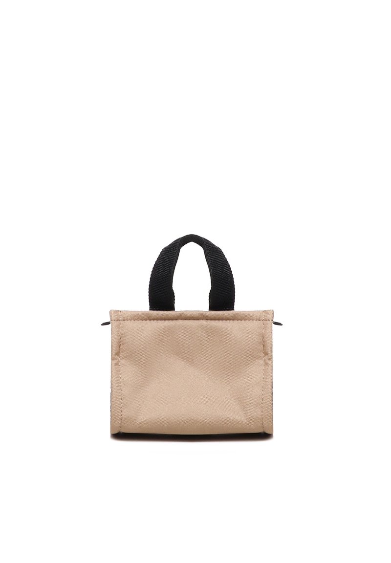 Beige Stofftasche mit schwarzen Griffen, rechteckiger Form, glatter Textur, minimalistischem Design und ohne sichtbaren Verschluss oder Beschläge.
