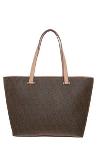 Brun läder toteväska med ett geometriskt mönster, tanfärgade handtag och detaljer i guldton. Öppen toppdesign och strukturerad form.