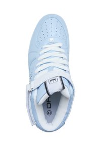 Világoskék magas szárú sneaker sima bőrből, fehér fűzőkkel, perforált orral, párnázott boka részel és tépőzárral a plusz tartás érdekében.