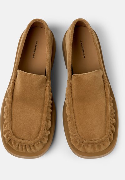Paar tanfarbene Wildleder-Slipper mit gerafften Kanten und dicken Gummisohlen, auf den Innensohlen mit "CAMPERLAB" beschriftet.