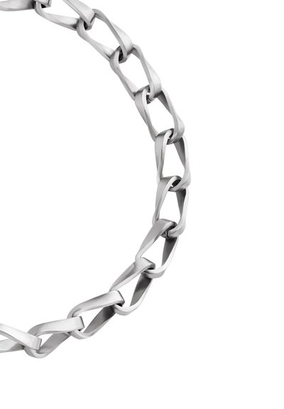 Collier en chaîne de métal argenté composé de maillons ovales entrelacés avec une texture brossée et des accents polis, disposés de manière asymétrique.