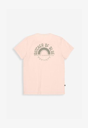 Hellrosa kurzärmeliges T-Shirt mit grauem "Butcher of Blue"-Logo und Schriftzug mittig auf dem Rücken, flach liegend auf weißem Hintergrund.