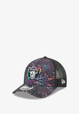 Schwarze Kappe mit buntem Spritzmuster, mit einem Raiders-Logo auf der Vorderseite und Netzrücken. Der Schirm ist gebogen, der Stoff ist glatt.